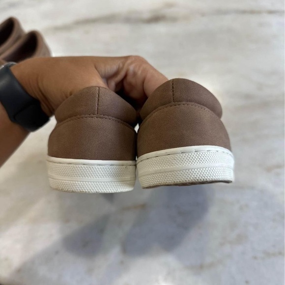 boys slip on sneakers size 4 - Picture 2 of 5